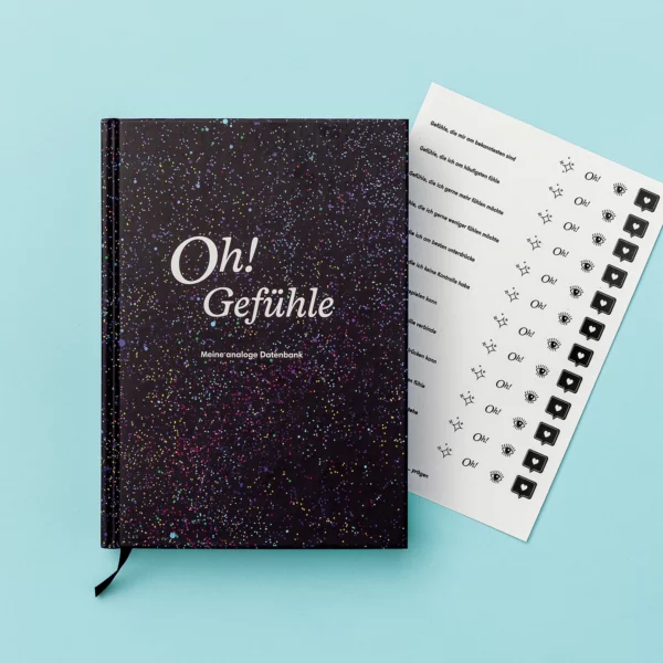 Das Buch Oh! Gefühle - Meine analoge Datenbank frontal, der Stickerbogen schaut auffällig heraus, auf türkisfarbenem Hintergrund.